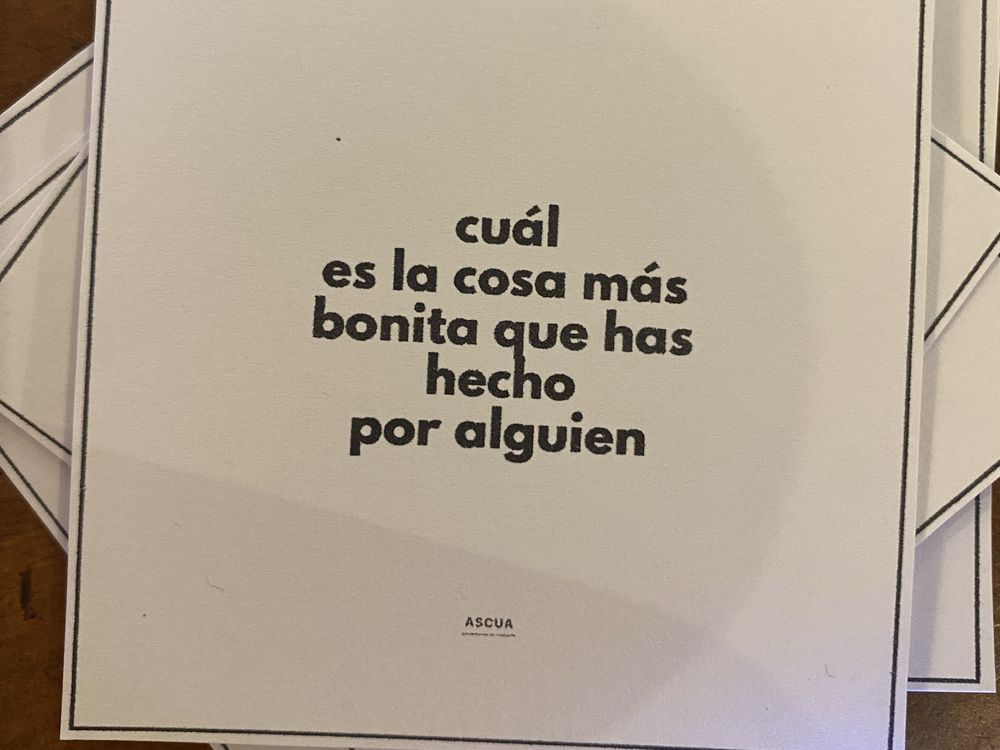 Tarjeta impresa por ASCUA con la pregunta: cuál es la cosa más bonita que has hecho por alguien.
